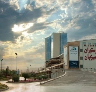 زمین بزرگ دور دیوارکشی در پشت رستوران میزبان بابلسر